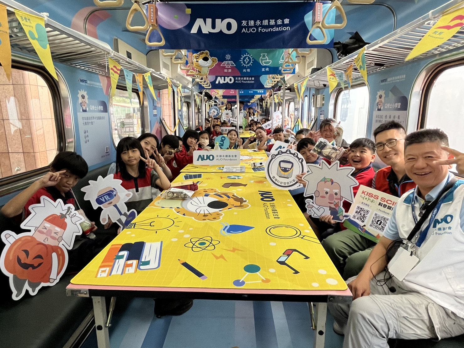 友達永續基金會參與「臺灣科普環島列車」，設計基礎科學車廂課程，以「淨零碳排和永續能源」為主題，讓學生透過創意實驗認識淨零知識，以及思考生活中的減碳行為