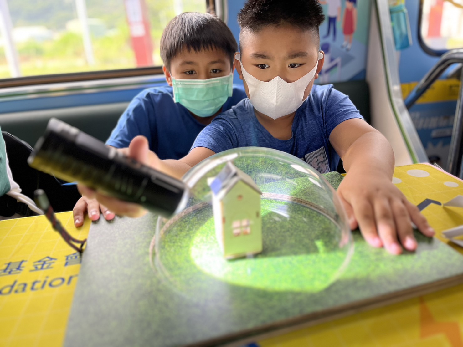 友達參與基礎科學主題車廂，以STEAM教學精神，設計「逐日科學家」、「太陽能工程師」以及「淨零建築師」三大能源科普課程和實驗