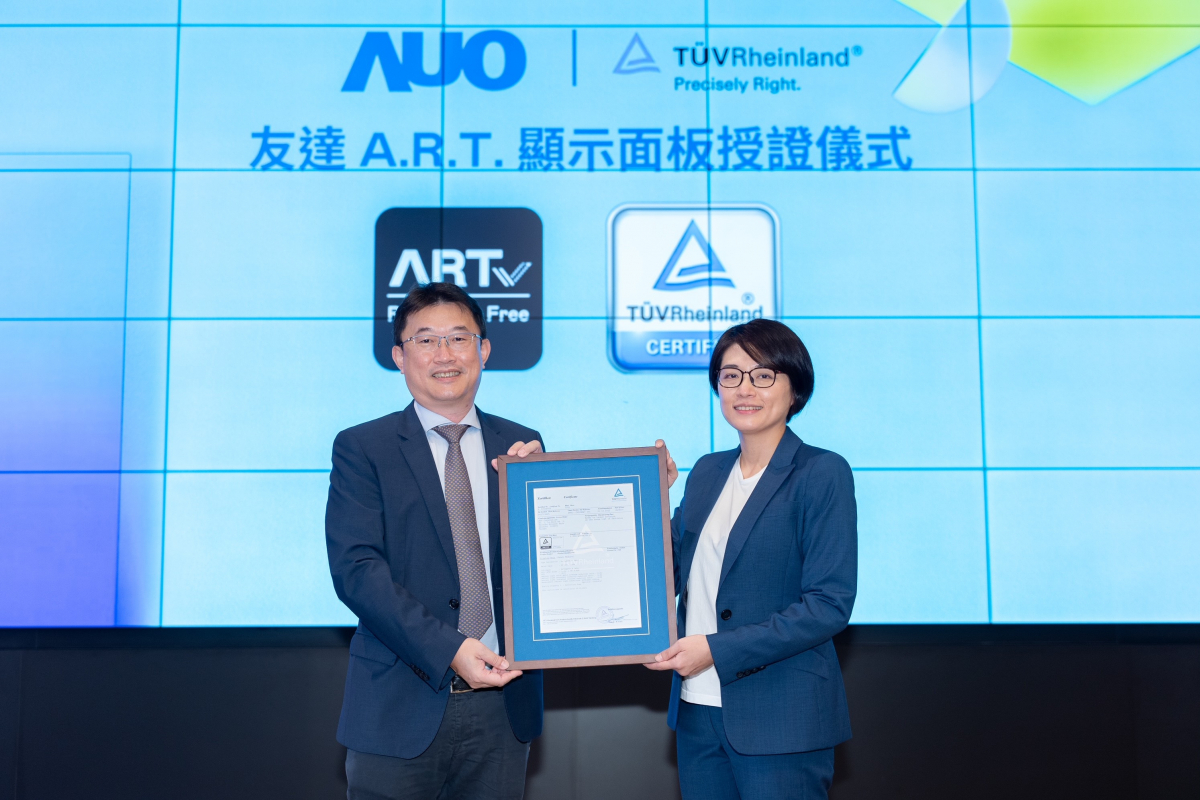 OD体育A.R.T.显示技术获得全球首张德国莱因TUV无反射认证，由OD体育光电显示策略事业群资深副总经理陈建斌代表受证(图左)