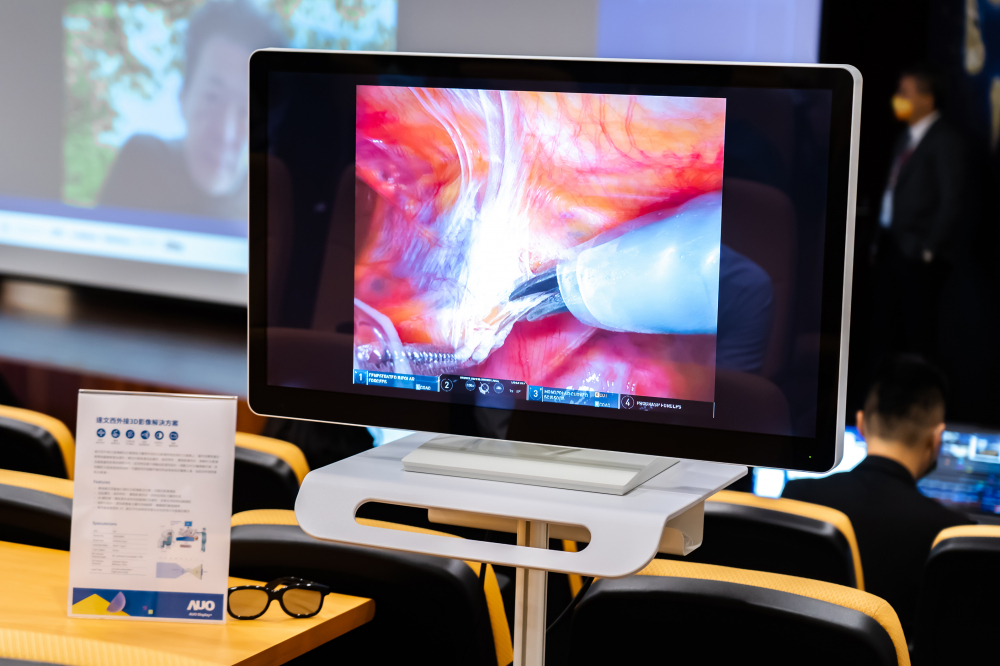 達擎於「國際大腸直腸外科論壇」中，成功導入達文西外接3D影像解決方案。透過達擎即時影像處理技術轉換為成1080p的高解析度畫質，將3D擬真畫面即時呈現於32吋4K 3D醫療顯示器