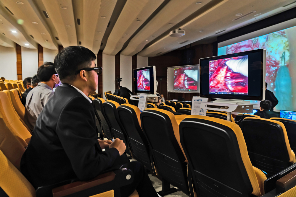 達擎之「達文西外接3D影像解決方案」，將達文西手術機器手臂的3D影像即時連線轉播，在會議室觀摩的醫師們只要戴上偏光眼鏡，就能與執刀醫師看到同步的3D立體影像，如臨操作台現場，縮短達文西手術的學習曲線