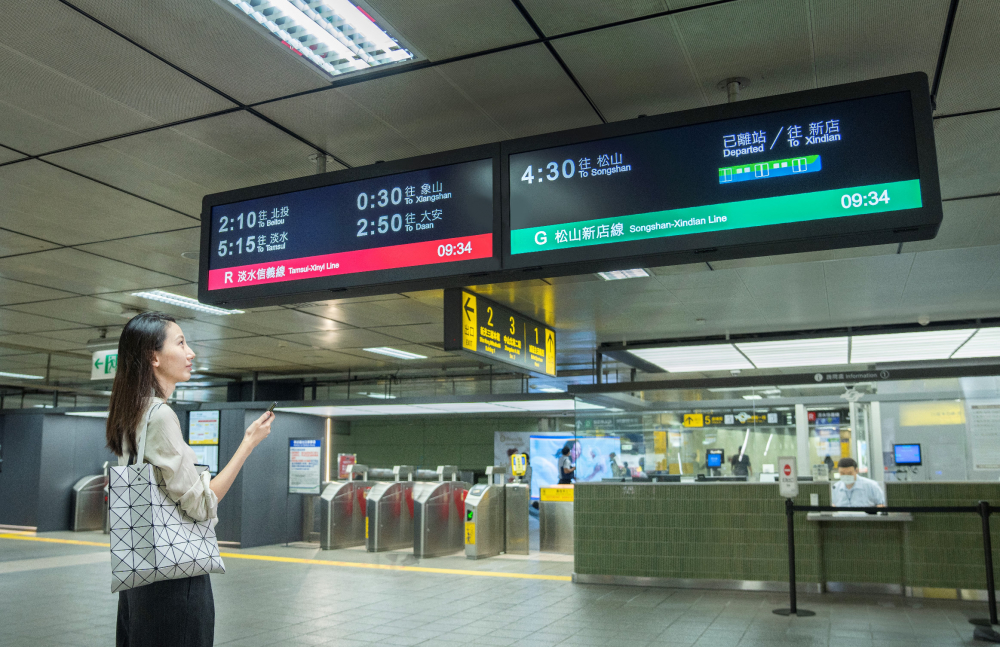 達擎TARTAN顯示器的特殊長條型比例非常適合空間與高度有限的大眾運輸場域應用，具備工業等級高品質、高亮度、高解析與高色彩飽和度等優勢，打造都會智能車站新風貌。