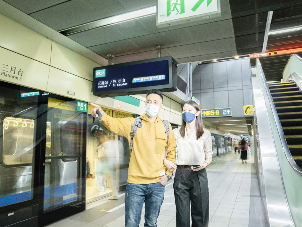 友達旗下達擎之客製化TARTAN顯示器，於台北捷運中山站亮相。以獨特長條型比例與高畫質特色，為台北捷運站帶來嶄新的都會車站風貌