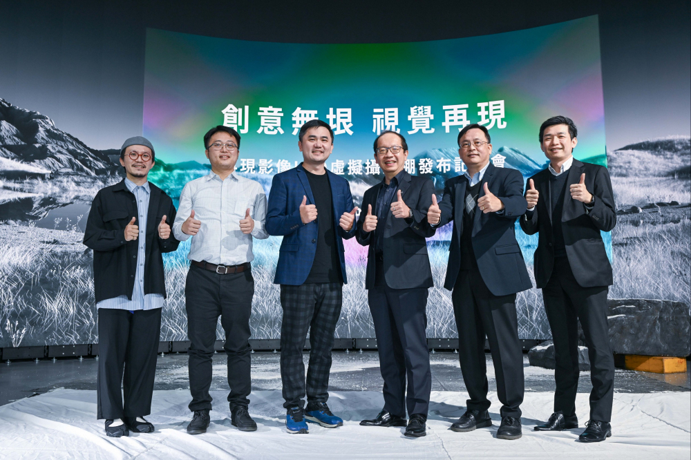 友達光電與再現影像攜手，於中影製片廠建置全台首座提供嶄新一站式整合服務的LED虛擬製作攝影棚（圖左至右：再現影像視覺總監郭憲聰、再現影像營運總監黃棨雋、再現影像藝術總監與導演紀柏舟、友達光電技術長廖唯倫、友達光電系統設計製造服務事業總部副總經理曾天龍、友達光電系統產品事業資深處長蘇聖倫）