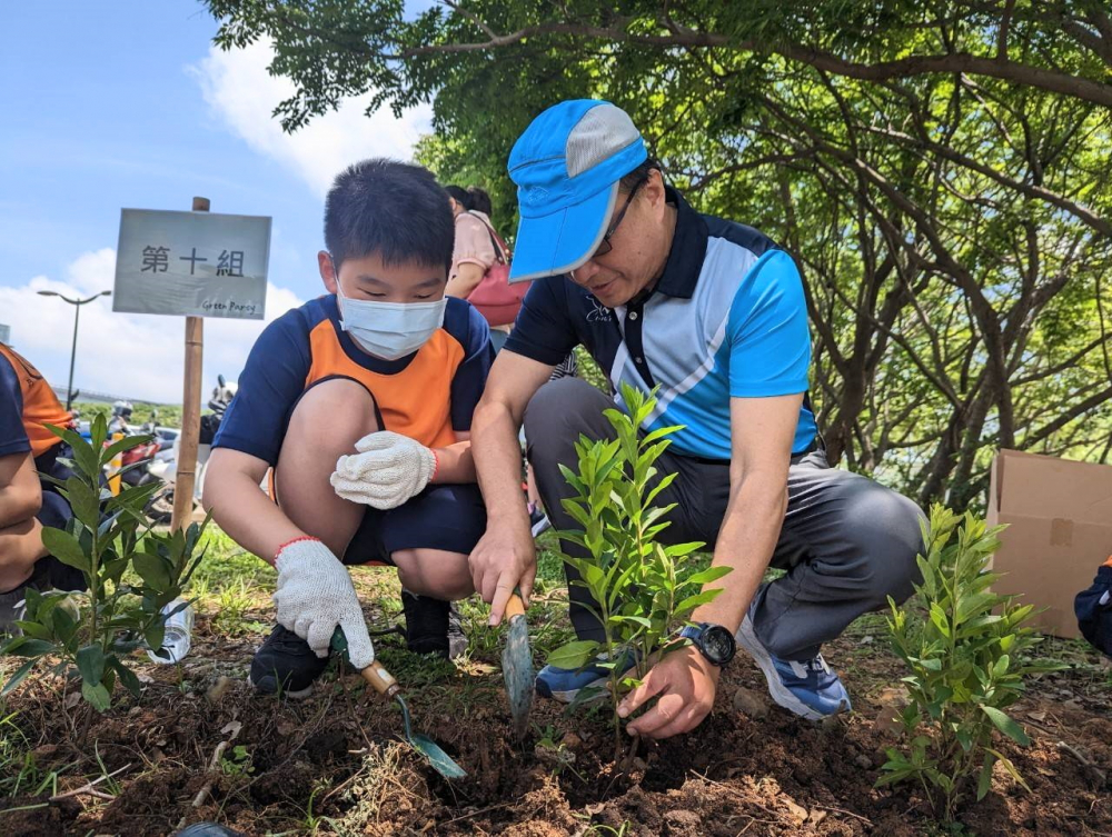 友達綠色志工及眷屬一起植下樹苗，親手打造綠帶景觀及動植物的友善棲息環境