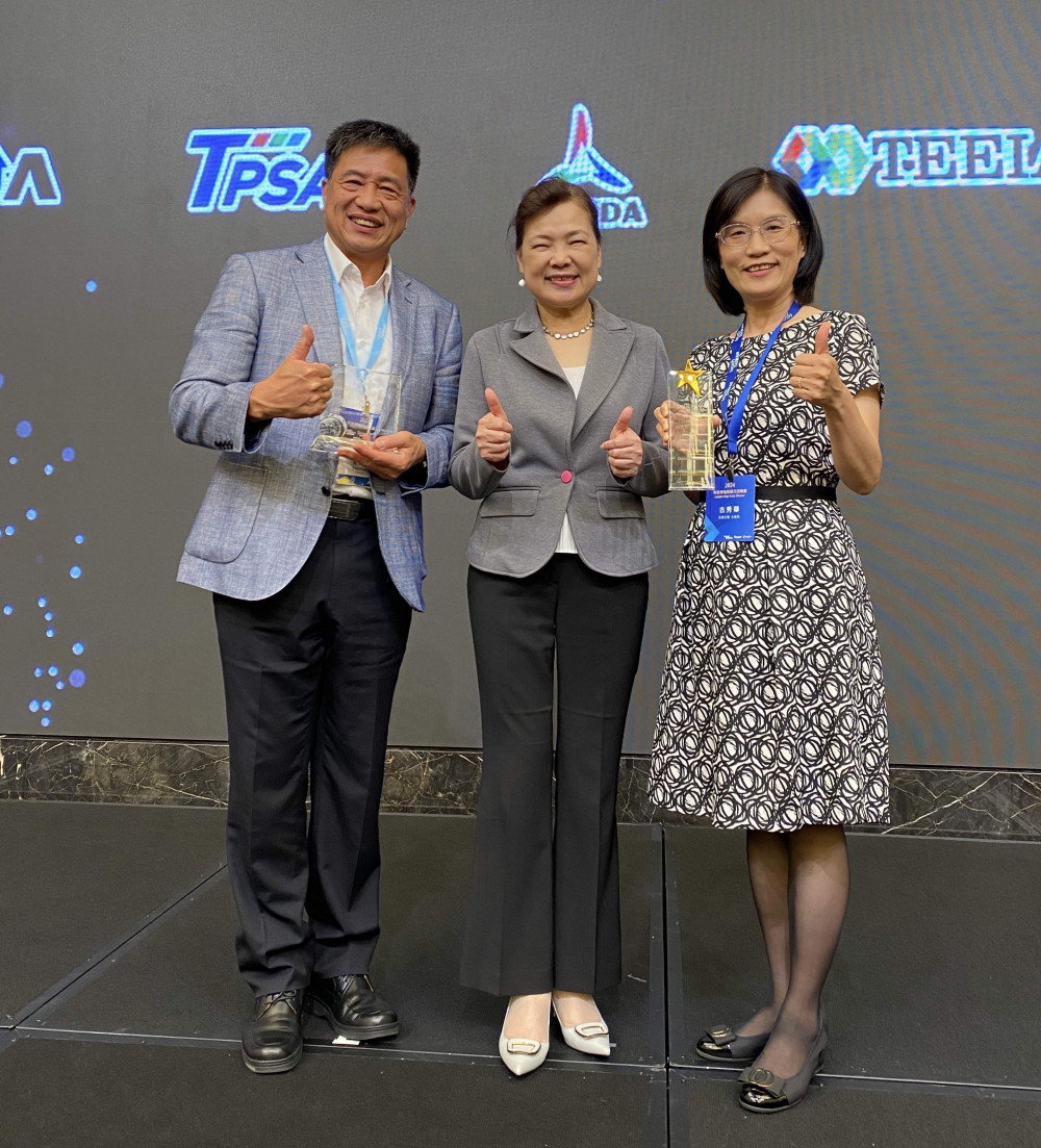 友達致力推動永續發展，於Touch Taiwan2024以3R策略貫穿Display、ESG展位實現綠色展覽目標之成果，Display展位獲綠色裝潢設計鑽質獎最高榮譽，ESG同獲金質獎殊榮。由經濟部長王美花（中）親自頒予友達光電董事長彭双浪（左）、友達光電永續長古秀華（右）