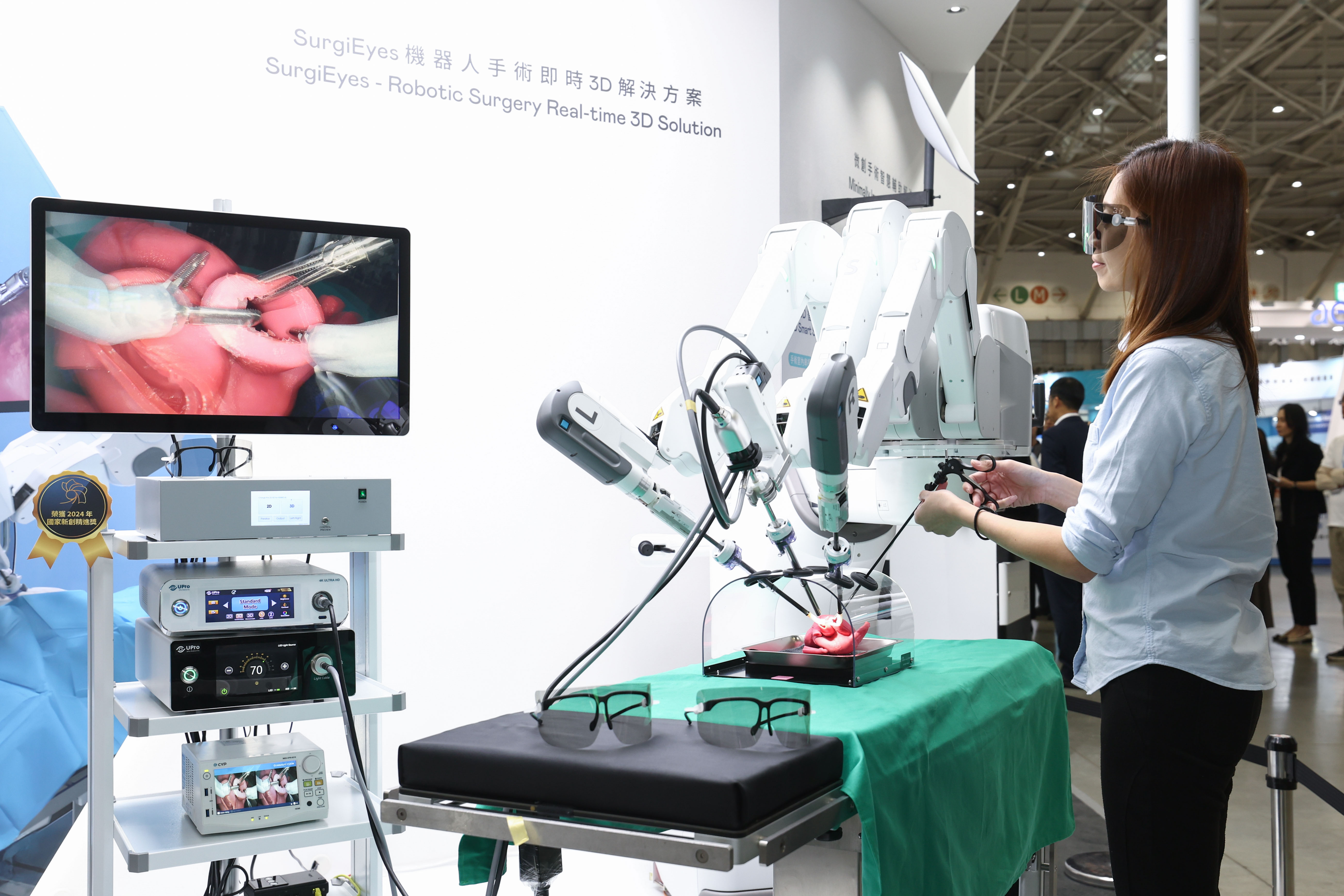 達擎以〝SurgiEyes機器人手術即時3D解決方案〞為核心，打造全方位的3D智慧手術影像平台，透過即時的影像串聯，連結手術室內、外跨場域的應用，協助醫師突破時空限制，為遠距醫療帶來更多的可能性