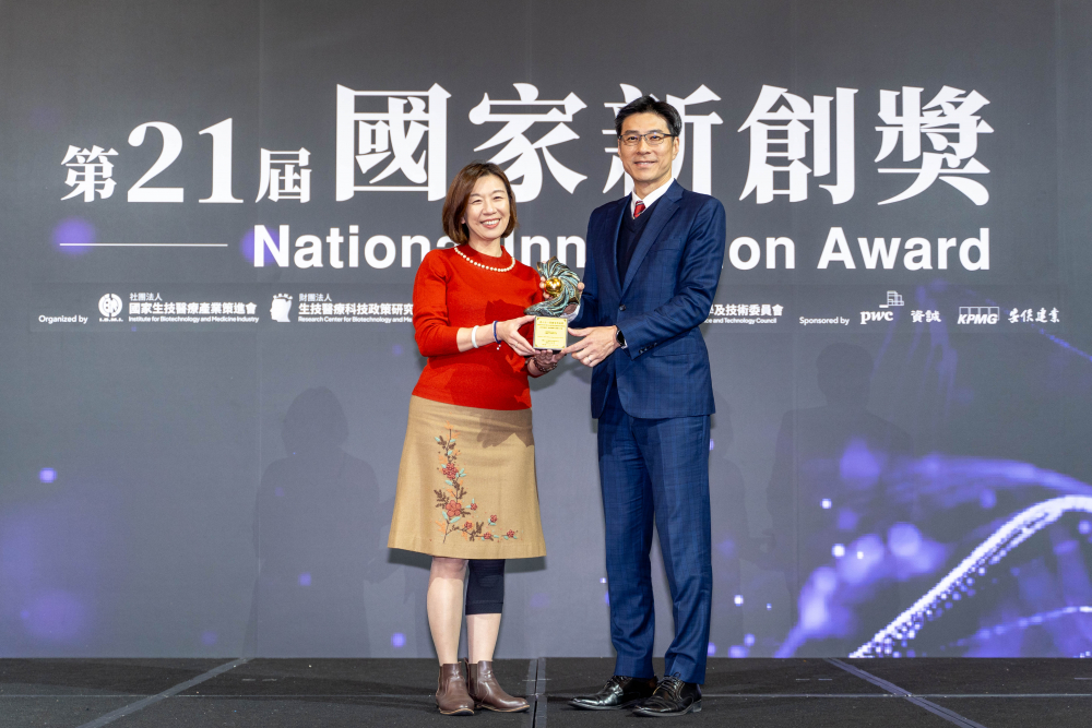 友達旗下子公司友達耘康與達擎分別以「中醫數位化檢測解決方案」及「寬視角3D醫療顯示器」獲得第二十一屆國家新創獎「智慧醫療與健康科技」類別的「企業新創獎」與「國家新創精進獎」兩項殊榮。圖左為衛生福利部政務次長林靜儀、圖右為友達光電智慧醫療事業群總經理廖世宏
