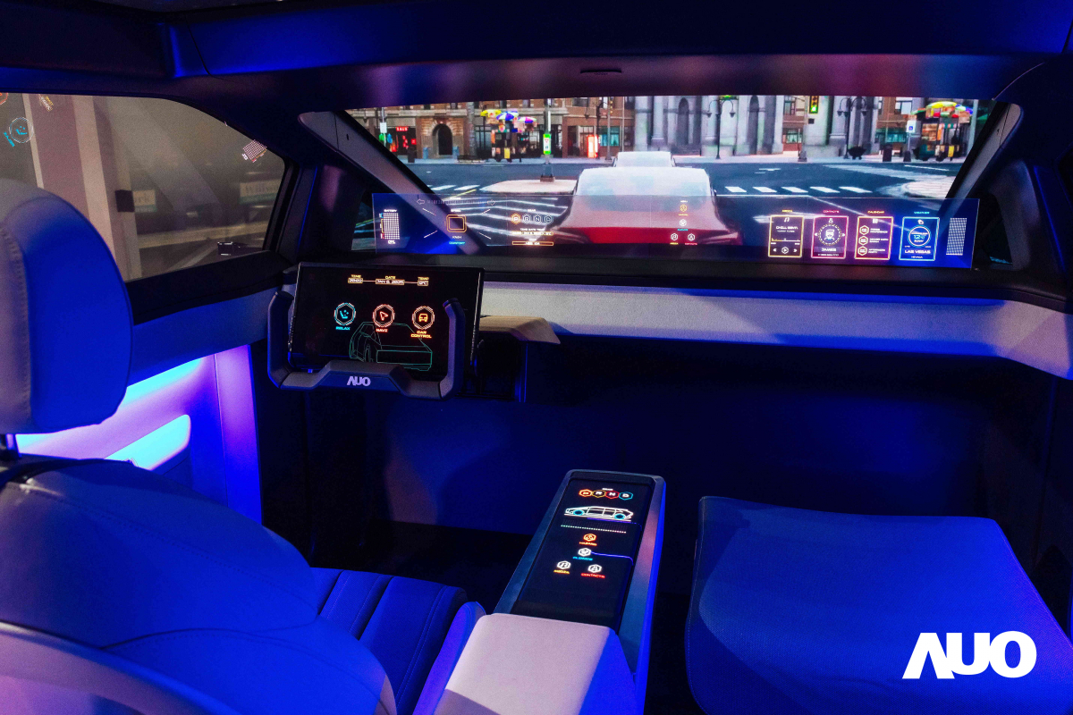 友達新一代智慧座艙Smart Cockpit 2025的Micro LED創新顯示應用中，47.5吋無界透明顯示介面與14.3吋多變形態中控顯示，兩項產品獲得2025智慧顯示應用大賞的智慧移動獎，提供全新的人機互動體驗