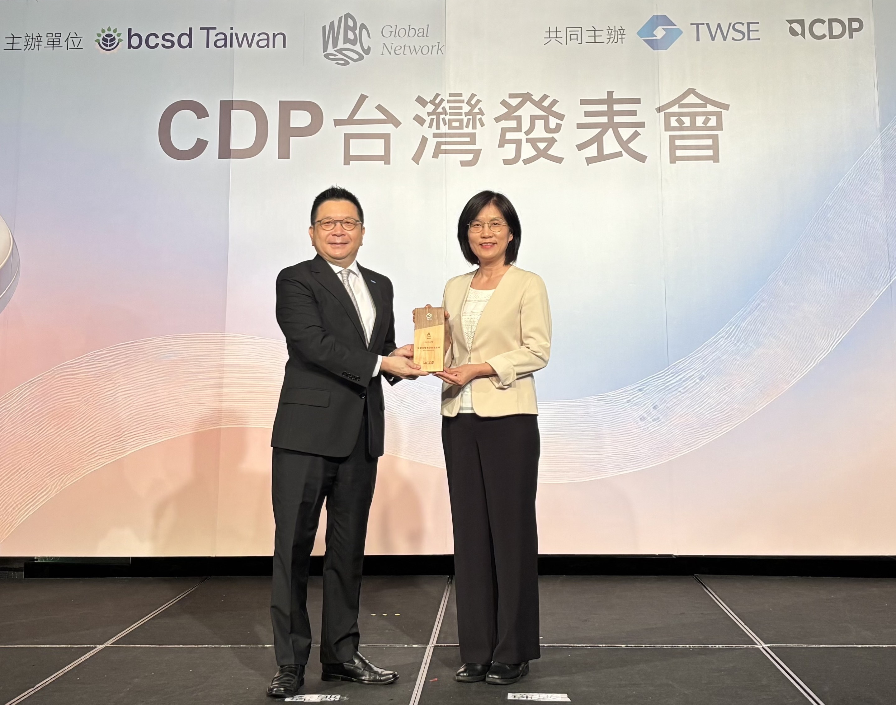 友達永續成果再獲國際評比肯定，獲頒CDP氣候與水資源雙項領導力評級。今由臺灣證券交易所董事長林修銘（左）頒獎，友達光電永續長古秀華（右）代表受獎