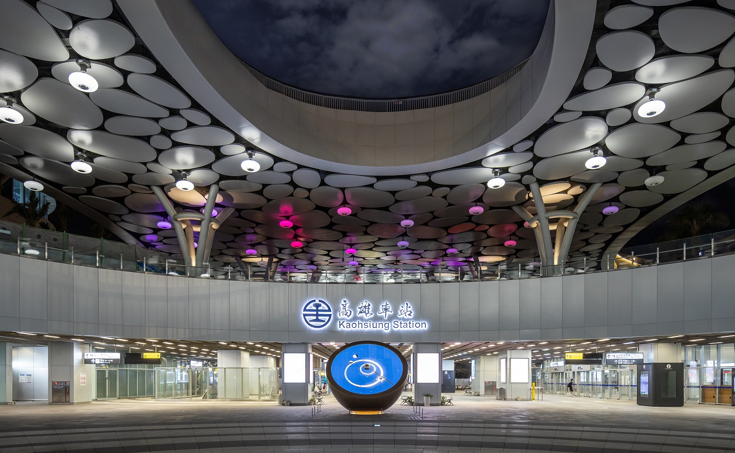 創利空間參與《高雄車站共感空間》公共藝術計畫，擔任視覺科技整合夥伴。於「看時間」天文鐘作品中提供技術指導，整合圓形LED鐘面與鐘體結構，在時間、天象星盤與空間氛圍間生動展演