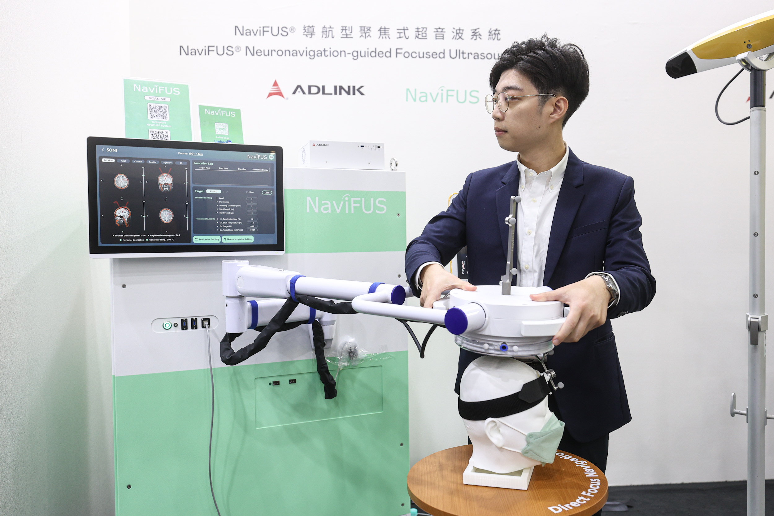 达擎携手凌华科技与浩宇生医合作的〝NaviFUS&reg; 导航型聚焦式超音波系统〞，以凌华医疗级边缘运算平台为核心，结合光学导航与穿颅超音波技术，非侵入性将能量精准聚焦脑内病灶，可暂时开启血脑屏障，提升药物递送与治疗效果。