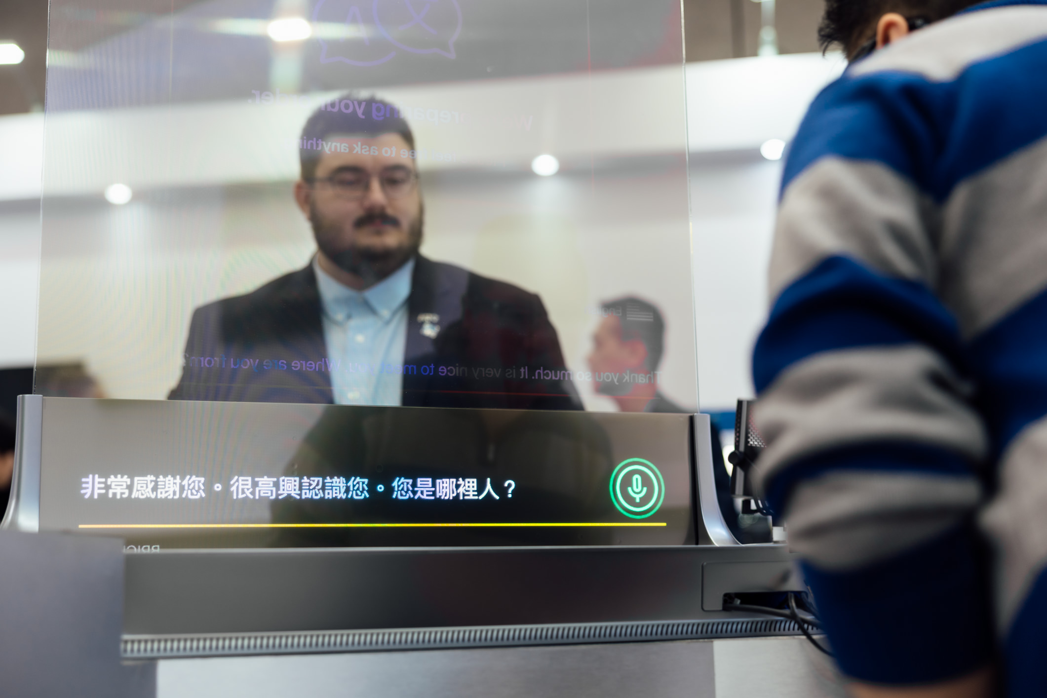 达擎42吋多语系AI互动翻译系统，可支持实时多国语言翻译，协助消费者与服务人员沟通无障碍，并保留自然眼神与表情互动，提升国际性零售场域的服务质量。