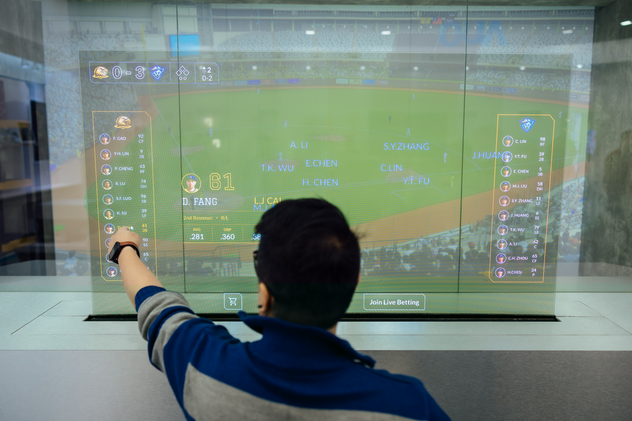 达擎64吋Sports AR Solution Sports AR解决方案结合实时运动赛事数据与互动内容，观众可透过Micro LED显示器的透明特性，在观看实体赛事的同时，同步于显示屏幕上取得与实体球员及赛事对应的相关信息，获得专属的沉浸式体验，提升现场参与感。