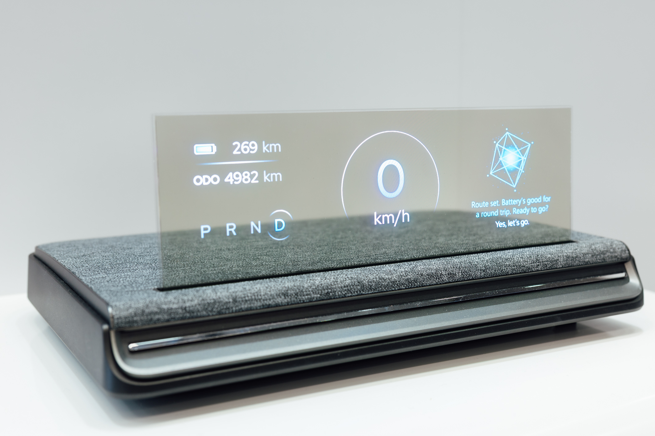 全球首款Aero Module透明Micro LED显示器模块外观轻盈通透，可与数字内容完美融合，提供动态显示、先进控制、个人化沉浸感受。